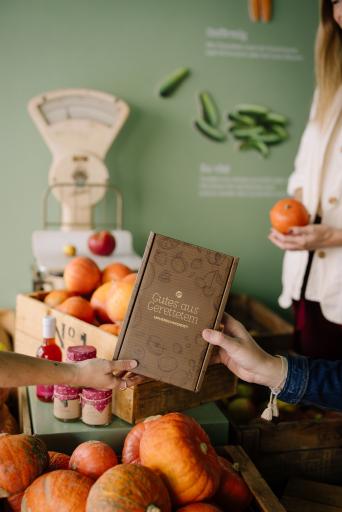 Vorschau Bild von Neben edlen Geschenken und Feinkost verkauft Unverschwendet nun
auch frisches, gerettetes Obst & Gemüse am Marktstand am Wiener
Schwendermarkt