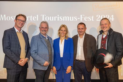  v. l. n. r.: Florian Größwang (TourCert-Austria), Karl Wilfing
(Präsident des NÖ Landtages), Kristiane Spiegl (Bereichsleitung
Nachhaltigkeit Niederösterreich Werbung), Andreas Purt
(Geschäftsführer Mostviertel Tourismus GmbH), Johannes Scheiblauer
(Vorsitzender Generalversammlung Mostviertel Tourismus GmbH)