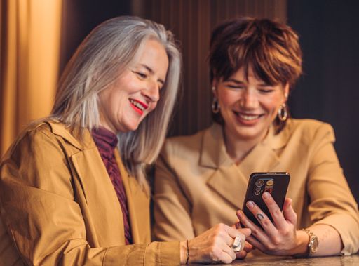  Top-Technik (5G, Dreifach-Kamera, No-Panic-Button) und dabei
einfach bedienbar: So macht schenken Sinn.