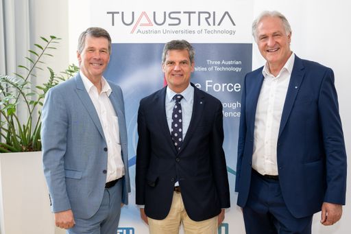  Die drei TU Austria Rektoren (v.l.n.r.) Horst Bischof (Rektor der
Technischen Universität Graz), Jens Schneider (Rektor der
Technischen Universität Wien) und Peter Moser (Rektor der
Montanuniversität Leoben)