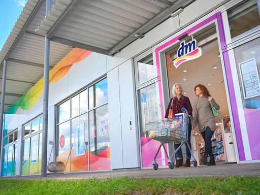 Vorschau Bild von dm forcierte Investitionen in digitale Plattformen und Services,
in nachhaltige Konzepte, die Mitarbeiter und ins Ladenbild.