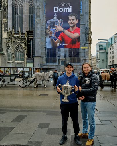  Dominic Thiem und Eric Demuth vor dem Plakat