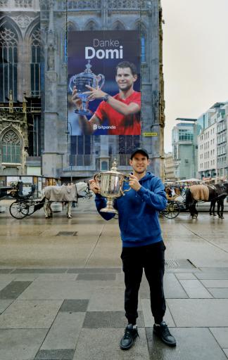 Vorschau Bild von Dominic Thiem vor dem Plakat