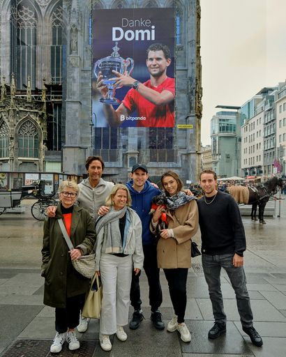Vorschau Bild von Dominic Thiem mit Familie vor dem Plakat