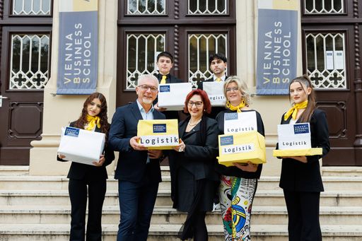 Vorschau Bild von Das Team der LogistikHAK an der VBS Akademiestraße mit
Schülerinnen und Schülern