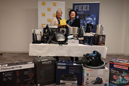  Gabriele Eder, Obfrau des Elektrokleingeräte Forums, überreicht
Sabine Geringer, Geschäftsführerin des Wiener Hilfswerks, eine
Spende von 50 Elektrokleingeräten.