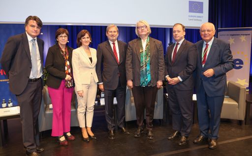 v.l. Christian Ultsch, Gabriele Abels, Pavlina Zakova, Johannes
Hahn, Ingrida Levrence, Mark Speich und Franz Schausberger