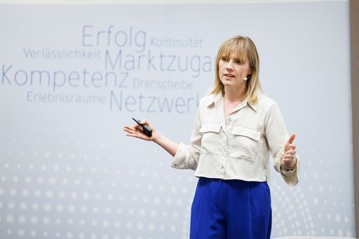  Theresa Schleicher, Handelsexpertin und Zukunftsforscherin am
Zukunftsinstitut in Frankfurt am Main hielt die Keynote zu „Next
Growth – Die kommenden Kundenanforderungen an den Handel“ am
Netzwerkabend der Deutschen Handelskammer in Österreich.
