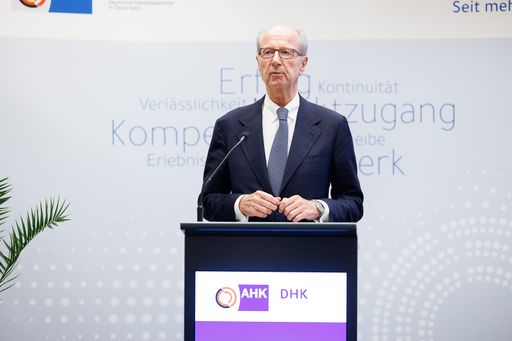 Vorschau Bild von Hans Dieter Pötsch, Präsident der Deutschen Handelskammer in
Österreich (DHK) und Aufsichtsratsvorsitzende der Volkswagen AG gab
bei der Generalversammlung 2024 aktuelle Einblicke in die
Entwicklung der deutschen Wirtschaft und sprach über die
Auswirkungen auf die deutsch-österreichischen
Wirtschaftsbeziehungen.