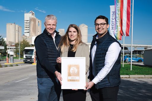  Holcim erstes Unternehmen in Österreich mit nachhaltiger CSC
Gold-Zertifizierung für alle Zement- und Beton-Standorte. V.l.n.r.
Gernot Tritthart, Vertriebs- und Marketingdirektor Holcim
(Österreich), Martina Wagner, Head of Environment, Holcim Zementwerk
Mannersdorf, Giv Noori-Khadjavi, Holcim Produktmanager Zement und
Projektleiter der Zertifizierung