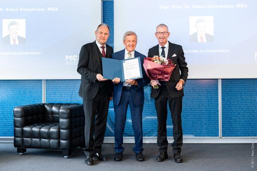 V.l.n.r.: Franz Pegger (Vorsitzender des MCI
Hochschulkollegiums), Senator h.c. Dr. Klaus Ennemoser, MCI Rektor
Andreas Altmann ©MCI / Marc Scherr