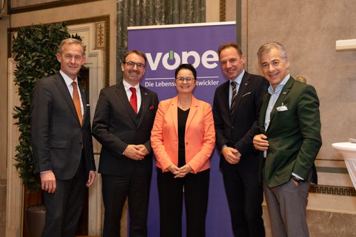 Bild 1 v.l.n.r: VÖPE-Finanzverantwortlicher Gerald Beck,
VÖPE-Geschäftsführer Alexander Pawkowicz, Annett Jura,
Sektionschefin im deutschen Bundesministerium für Wohnen,
Stadtentwicklung und Bauen, VÖPE-Präsident Andreas Köttl,
VÖPE-Vizepräsident Peter Ulm