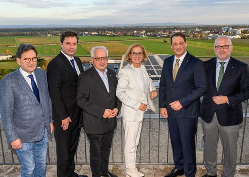  v.l.n.r. Dipl.-Ing. Ryszard Presch (Vorstand NOVOMATIC AG), Mag.
Johannes Gratzl (Vorstand NOVOMATIC AG), Ferdinand Köck
(Bürgermeister von Gumpoldskirchen), Mag. Johanna Mikl-Leitner
(Landeshauptfrau von Niederösterreich), Mag. Stefan Krenn (Vorstand
NOVOMATIC AG), Dr. Bernd Oswald (Aufsichtsratsvorsitzender NOVOMATIC
AG)