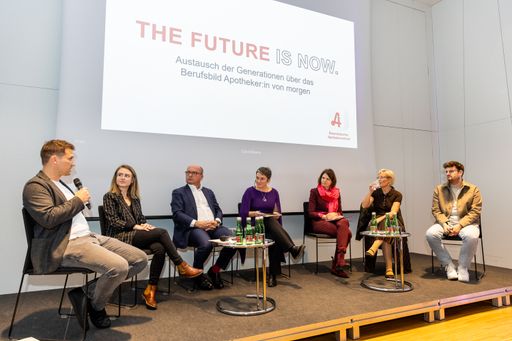  Podiumsdiskussion über das Berufsbild „Apotheker:in von morgen“
(v.l.n.r.: Andreas Juffmann (Pharmazie-Student PMU Salzburg),
Stefanie Mayer (Pharmazie-Studentin Uni Wien), Thomas Veitschegger,
Elisabeth Oberzaucher (Moderation), Johanna Pachmayr
(Studiengangsleiterin Pharmazie, PMU Salzburg), Heike Klocker
(Apothekerin aus Trofaiach), Gregor Grüner (Pharmazie-Student Uni
Innsbruck)