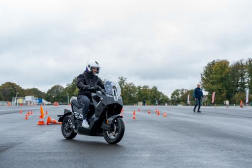 Vorschau Bild von Das neue Hochleistungs-Motorrad SENMENTI 0 war auf der
Teststrecke im Rahmen des HORWIN-Importeurs-Events in Paris
besonders gefragt.