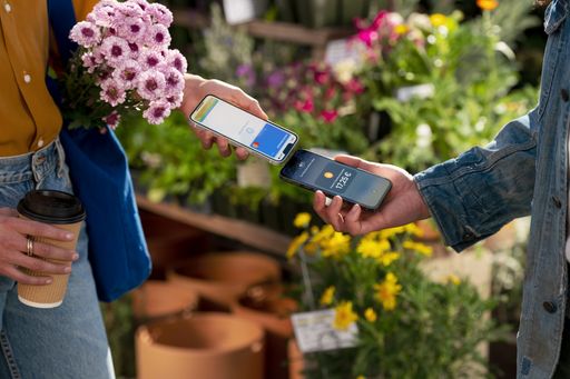 Tap to Pay auf dem iPhone ist eine besonders attraktive Option
für Taxifahrer, kleinere Fastfood-Restaurants, Handwerker und andere
mobile Händler und Unternehmen.