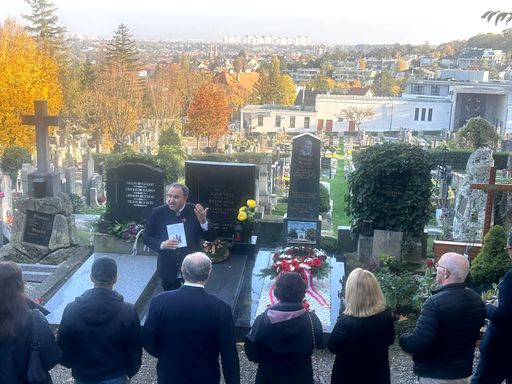 Vorschau Bild von Anlässlich des 101. Jahrestages der Gründung der Republik Türkei
veranstaltete die Türkische Kulturgemeinde in Österreich (TKG) eine
Gedenkveranstaltung vor dem Denkmal des Wiener Atatürk-Bildhauers
Heinrich Krippel, auf dem sich das Relief des Samsun-Denkmals
befindet.