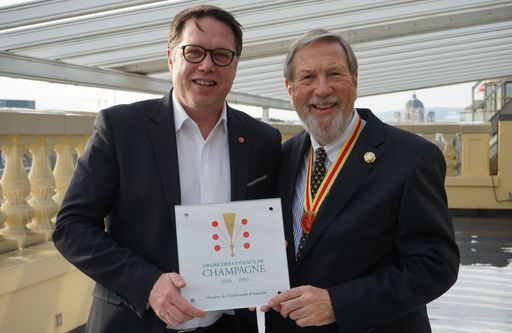  Ordre des Coteaux de Champagne GD Oliver Geyer (Grand Hotel Wien)
und Peter Lamm (Dignitaire-Ambassadeur Ordre des Coteaux de
Champagne)