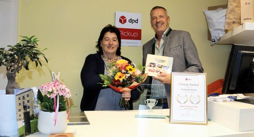 Alexandra Angerer und Pickup Betreuer Roland Heiser bei der
Übergabe des Pickup Awards 2024