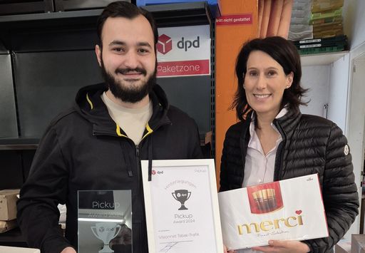 Yüksel Korkut und DPD Pickup Betreuerin Heidi Hopfner bei der
Pickup Award Übergabe
