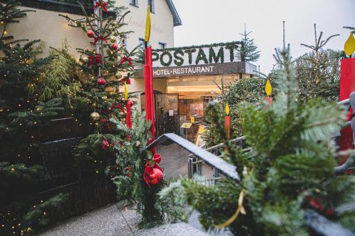  Das weltbekannte Postamt Christkindl, hinter der Wallfahrtskirche
Christkindl gelegen.