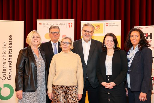 v.l.n.r.: Mag.a Dr.in Barbara Holub (Hochschulprofessorin & Leiterin Institut für Schulentwicklung, Leadership & Praxisschulen an der Pädagogischen Hochschule Wien), Ing. Martin Heimhilcher (Vorsitzender Landesstellenausschuss der Österreichischen Gesundheitskasse in Wien), Franziska Renner (stellvertretende Geschäftsführerin Wiener Gesundheitsförderung – WiG), Peter Hacker (Stadtrat für Soziales, Gesundheit und Sport), Dolores Bakos (Gemeinderätin & Sprecherin für Integration, Frauen, Jugend und Internationales), HRin Mag.a Ulrike Mangl (Leiterin Pädagogischer Dienst, Bildungsdirektion Wien)