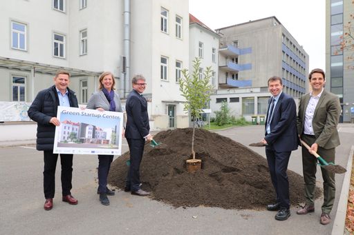 Vorschau Bild von Symbolischer Spatenstich für das neue Green Startup Center Leoben
(v.l.): Bürgermeister Kurt Wallner, LR Barbara Eibinger-Miedl,
Minister Martin Polaschek, Vizerektor Helmut Antrekowitsch & ZAT-GF
Remo Taferner