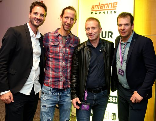 Vorschau Bild von Markus Salcher (Paralympics Athlet Ski Alpin), Klaus Mitterdorfer
(ÖFB-Präsident), Martin Koch (ehem. Österr. Skispringer) mit Andreas
Sollbauer (Marketing-Teamleitung Antenne Kärnten)