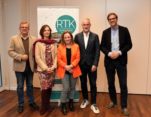  RTK-Generalversammlung 2024: v.l. RTK-Präsident Thomas Ziegler,
RTK-Rechnungsprüferin Alexandra Kaszay, RTK-Geschäftsführerin Uschi
Huber, RTK-Vorstandsmitglied Andreas Ablinger und RTK-Finanzreferent
Hubertus Rothwangl.