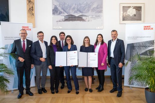 V.l.n.r.: MCI Rektor Andreas Altmann, Michael Kraxner, Maria
Pammer, Martin Pillei, Christiane Aufschnaiter, Verena Schallhart,
Anita Zehrer, Vizebürgermeister Georg Willi © IKM/Bär