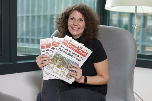 Chefredakteurin Nikki Gretz-Blanckenstein mit der neuen Ausgabe
von MeinSchulBezirk.