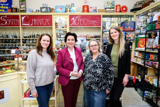 Margarete Kriz-Zwittkovits, WK Wien Vizepräsidentin und
Landesvorsitzende von Frau in der Wirtschaft Wien, zu Besuch in der
Confiserie zum süßen Eck, einem Vorzeigebeispiel für eine gelungene
Unternehmensübernahme: Die beiden Übernehmerinnen Nicole Heinrich
(ganz links) und Raphaela Mastella (ganz rechts) haben das
traditionsreiche Geschäft im Sommer von Gabriele Kornherr (2. v.
rechts) übernommen. „Erfolgreiche Unternehmensnachfolgen können zur
Sicherung von Arbeitsplätzen, den Erhalt der regionalen
Nahversorgung, Innovationsfähigkeit und Dynamisierung der heimischen
Wirtschaft sowie zum Erhalt von Wettbewerbsvorteilen beitragen“,
betont Kriz-Zwittkovits.