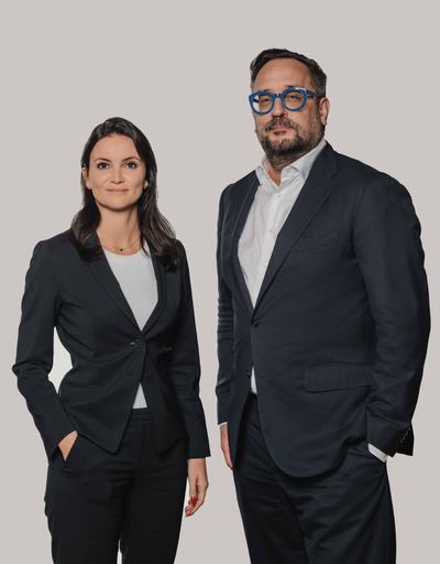 Vorschau Bild von Die beiden Partner:innen der Kanzlei Schiefer Rechtsanwälte.