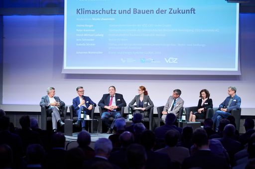  Podiumsdiskussion „Klimaschutz und Bauen der Zukunft“: v.l.n.r:
Heimo Berger, Vorstandsvorsitzender der VÖZ; CEO Leube Gruppe, Peter
Krammer Vorstandsvorsitzender der Österreichischen Bautechnik
Vereinigung; CEO Swietelsky AG, Horst-Michael Ludwig
Institutsdirektor Bauhaus-Universität Weimar, Moderatorin Nicola
Löwenstein, Jens Schneider, Rektor TU Wien, Isabella Stickler,
Obfrau und Vorstandsvorsitzende Gemeinnützige Bau-, Wohn- und
Siedlungsgenossenschaft Alpenland, Johannes Wahlmüller, Klima- und
Energie-Sprecher GLOBAL 2000