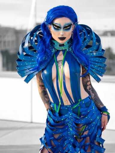 Vorschau Bild von Pandora Nox performt für die Gäste des QUEER BALL 2024. Sie hat
als erste Cisgender-Frau das Realityformat Drag Race Germany
gewonnen
