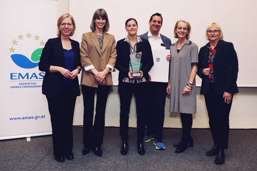 v.l.n.r. Leonore Gewessler (Bundesministerin für Klimaschutz,
Umwelt, Mobilität, Innnovation und Technologie), Marina Konrad-Märk
(Sandoz), Stephanie Jedner (Sandoz), Dominik Bertsch (Sandoz),
Franziska Zehetmayr (Sandoz), Bettina Hoffman (Parlamentarische
Staatssekretärin im Bundesministerium für Umwelt, Naturschutz,
Nukleare Sicherheit und Verbraucherschutz) ©