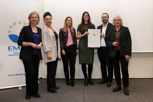 Überreichung der EMAS-Urkunde an die Betriebe der PremiQaMed
Group; v.l.n.r. BM Leonore Gewessler; Barbara Harmtodt,
Pflegedirektorin Privatklinik Graz Ragnitz; Antonia Berghold,
Qualitätsmanagerin und Nachhaltigkeitsbeauftragte Privatklinik
Goldenes Kreuz; Marie Grabner, Nachhaltigkeitsmanagerin PremiQaMed
Group, Werner Fischl, Geschäftsführer PremiQaMed Privatkliniken; Dr.
Bettina Hoffmann, parlamentarische Staatssekretärin im deutschen
Bundesministerium für Umwelt, Naturschutz, Nukleare Sicherheit und
Verbraucherschutz