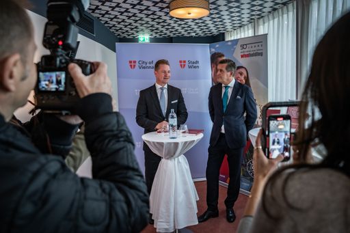 Vorschau Bild von Wien Holding Geschäftsführer Oliver Stribl und Wirtschafts- und
Finanzstadtrat Peter Hanke präsentieren das Buch "Digitale Melange"