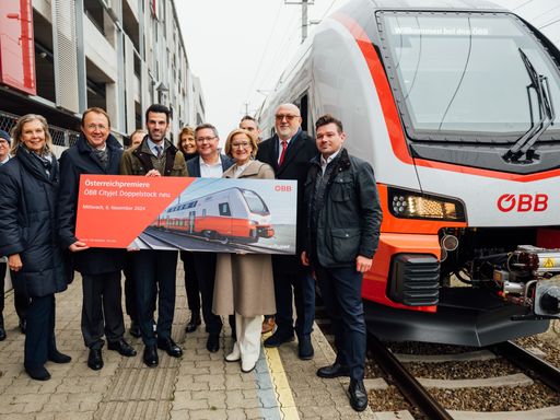 v.l.n.r.: Karin Zipperer (Geschäftsführung VOR), Matthias Stadler
(Bürgermeister St. Pölten), Udo Landbauer (LH-Stv. NÖ), Sabine Stock
(Vorständin ÖBB-PV), Christian Diewald (Geschäftsführer Stadler
Austria), Johanna Mikl-Leitner (Landeshauptfrau NÖ), Andreas Matthä
(ÖBB CEO), Alexander Schierhuber (Geschäftsführung VOR)