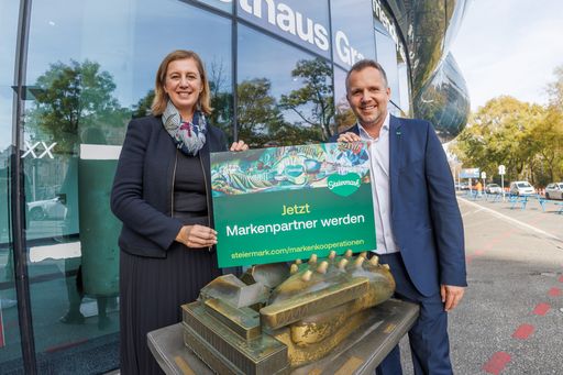 Vorschau Bild von Tourismus-, Wirtschafts- und Forschungslandesrätin
Tourismuslandesrätin Barbara Eibinger-Miedl und Michael Feiertag, GF
Steirische Tourismus und Standortmarketing GmbH freuen sich auf
weitere Markenpartner.