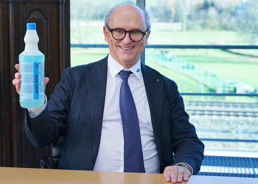  Hans Georg Hagleitner präsentiert einen Reiniger in der
Recyclingflasche