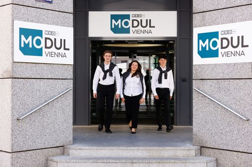 Warum eigentlich einen Beruf im Tourismus wählen? Welche Chancen
bietet eine Ausbildung am MODUL? Und wie läuft es wirklich in der
Branche? Interessierte Jugendliche finden das am 22.11.2024 am Tag
der offenen Tür im MODUL heraus.