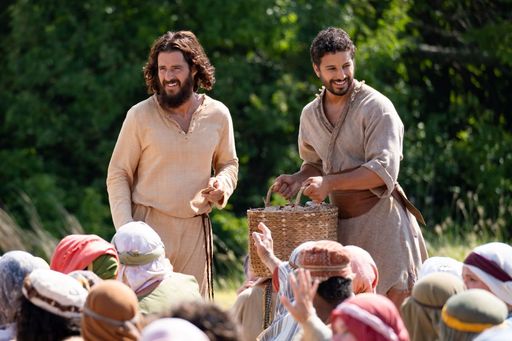 BU: Jesus (Jonathan Roumie, l., mit Alaa Safi als Simon Z, r.)
hat die Menschen mit seinen Worten über Gottes Königreich auf Erden
so fasziniert, dass sie nicht nach Hause gehen wollen. Doch dann ist
auch der letzte Essensvorrat aufgebraucht - und die nächste Stadt
ist meilenweit entfernt. / Weiterer Text über ots und
www.presseportal.de/nr/55188 / Die Verwendung dieses Bildes für
redaktionelle Zwecke ist unter Beachtung aller mitgeteilten
Nutzungsbedingungen zulässig und dann auch honorarfrei.
Veröffentlichung ausschließlich mit Bildrechte-Hinweis.