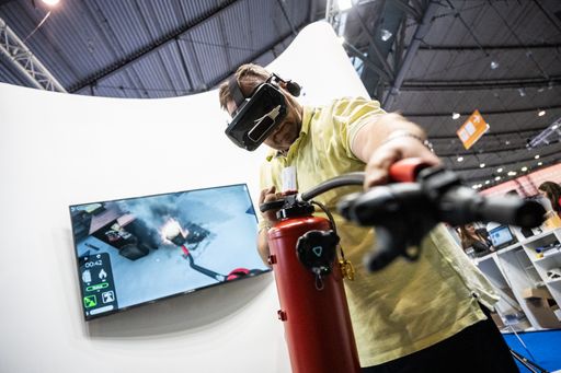 Vorschau Bild von Virtuelle Brandschutzschulung - Ein Teilnehmer testet mithilfe
von Virtual Reality den Einsatz eines Feuerlöschers und erlebt
realitätsnahe Brandschutzszenarien. / Weiterer Text über ots und
www.presseportal.de/nr/153514 / Die Verwendung dieses Bildes für
redaktionelle Zwecke ist unter Beachtung aller mitgeteilten
Nutzungsbedingungen zulässig und dann auch honorarfrei.
Veröffentlichung ausschließlich mit Bildrechte-Hinweis.