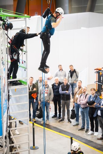 Vorschau Bild von Absturzsicherung live erleben - Besucher der Arbeitsschutz
Aktuell beobachten eine Vorführung zur Absturzsicherung, bei der
innovative Sicherheitsmaßnahmen praktisch demonstriert werden. /
Weiterer Text über ots und www.presseportal.de/nr/153514 / Die
Verwendung dieses Bildes für redaktionelle Zwecke ist unter
Beachtung aller mitgeteilten Nutzungsbedingungen zulässig und dann
auch honorarfrei. Veröffentlichung ausschließlich mit
Bildrechte-Hinweis.