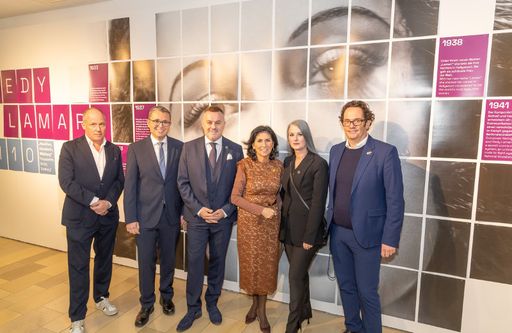 Eröffnung der Sonderausstellung "Hausfrau. Künstlerin. Wildfang.
Hedy Lamarr 110." im Möbelmuseum Wien. Von links nach rechts: Stefan
Fuhrer (Ausstellungsgestalter), Alexander Palma (Leitung Sektion
Kulturelles Erbe Bundesministerium für Arbeit und wirtschaft), Klaus
Panholzer (CEO Schönbrunn Group), Danielle Spera (Kuratorin der
Sonderausstellung), Petra Reiner (Leitung Möbelmuseum Wien), Markus
Reiter (Bezirksvorsteher Neubau).