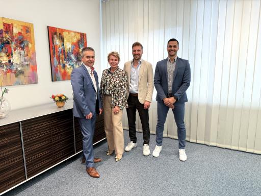 V.l.n.r.: Wolfgang Kern, CEO Schrack Seconet AG Martina Eder, CFO
Schrack Seconet AG Fabian Degenhart, Geschäftsführer Buildtelligent
GmbH Christian Pichl, Geschäftsführer Buildtelligent GmbH