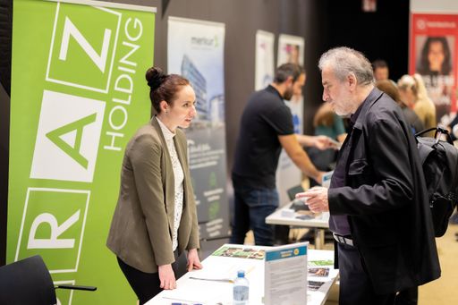  Über 400 Besucher*innen, Unternehmensvertreter*innen und
Bildungsanbieter fanden sich zu Kennenlern-, Netzwerk- und
Beratungsgesprächen ein.