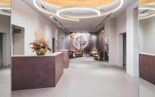 Die ATOMOS Klinik Währing empfängt zum zweitägigen Kurprogramm in
ihrem Foyer.