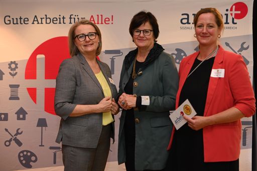  Die Verleihung der Güte-"Oscars" an Soziale Unternehmen wurde von
(l.n.r.) Manuela Vollmann, Vorstandsvorsitzende arbeit plus
Österreich, Petra Draxl, Vorständin AMS Österreich, Sabine
Rehbichler, Geschäftsführerin arbeit plus Österreich, vorgenommen.